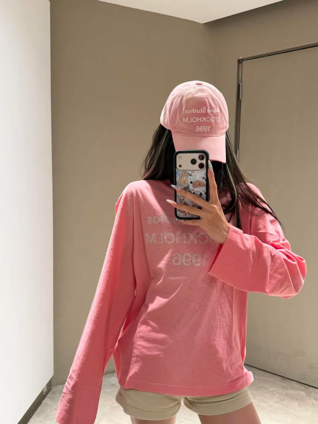 (Newly added, peach pink, white silicone printing) Acne All-Star slub cotton material, Retro washed and distressed version of printed letter long-sleeved T-shirt, made of slub cotton super soft fabric, excellent breathability, after washing process, and then the chest part is made to feel dirty, and the lower part shows a gradient effect. The clothes have a natural and slightly see-through Retro style. The collar, hem and cuffs are slightly frayed to better fit the overall tone. The distressed and cracked printed letters on the chest indicate the location of the brand and headquarters and the year of establishment. It has a very basic but not monotonous design concept. It seems simple and full of trendy and fashionable charm. The overall style continues the neutral atmosphere. The loose-fitting wearing experience for men and women is also very friendly to the figure. It is very nice whether worn alone or as an inner layer. Grams of washed slub cotton Black, White, Pink, Green, Dark Blue, Light Blue, Glacier Blue, Brick Red, Peach Pink, White Silicone Print S M L Sleeve length 69.5, shoulder width 54.5)